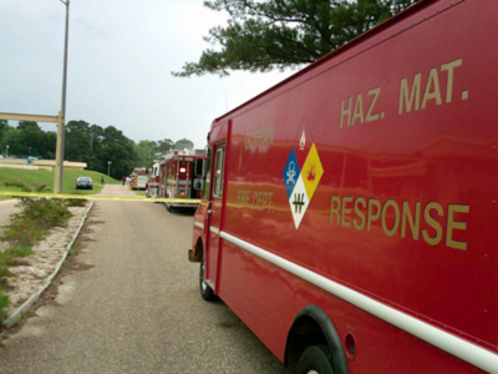 HMN - Hazmat crew contains chlorine leak in Cottonwood 